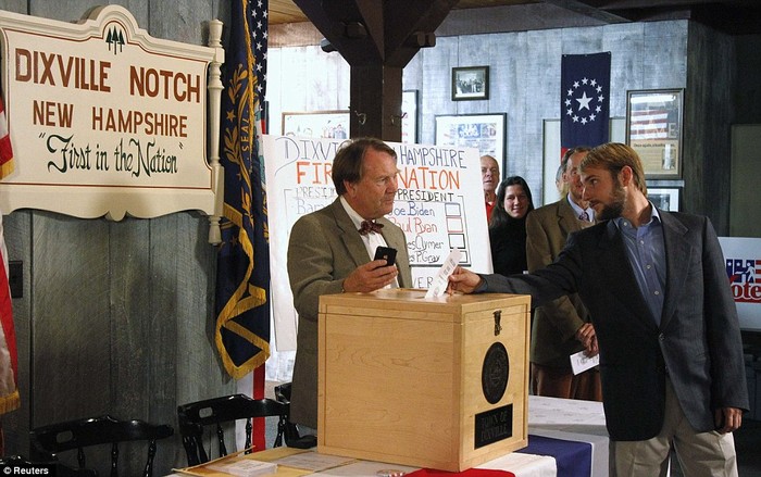 Cử tri Tanner Tillotson ở làng Dixville Notch, New Hampshire, chờ đợi giây phút bỏ lá phiếu đầu tiên.